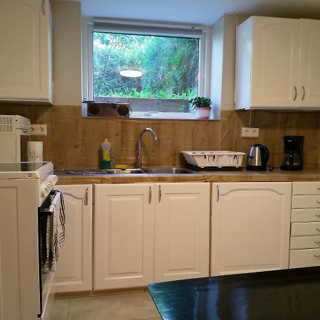 Renovated Semi- Basement 2 Bedrooms Furnished Apartment - Close To Everything In Мосс Экстерьер фото