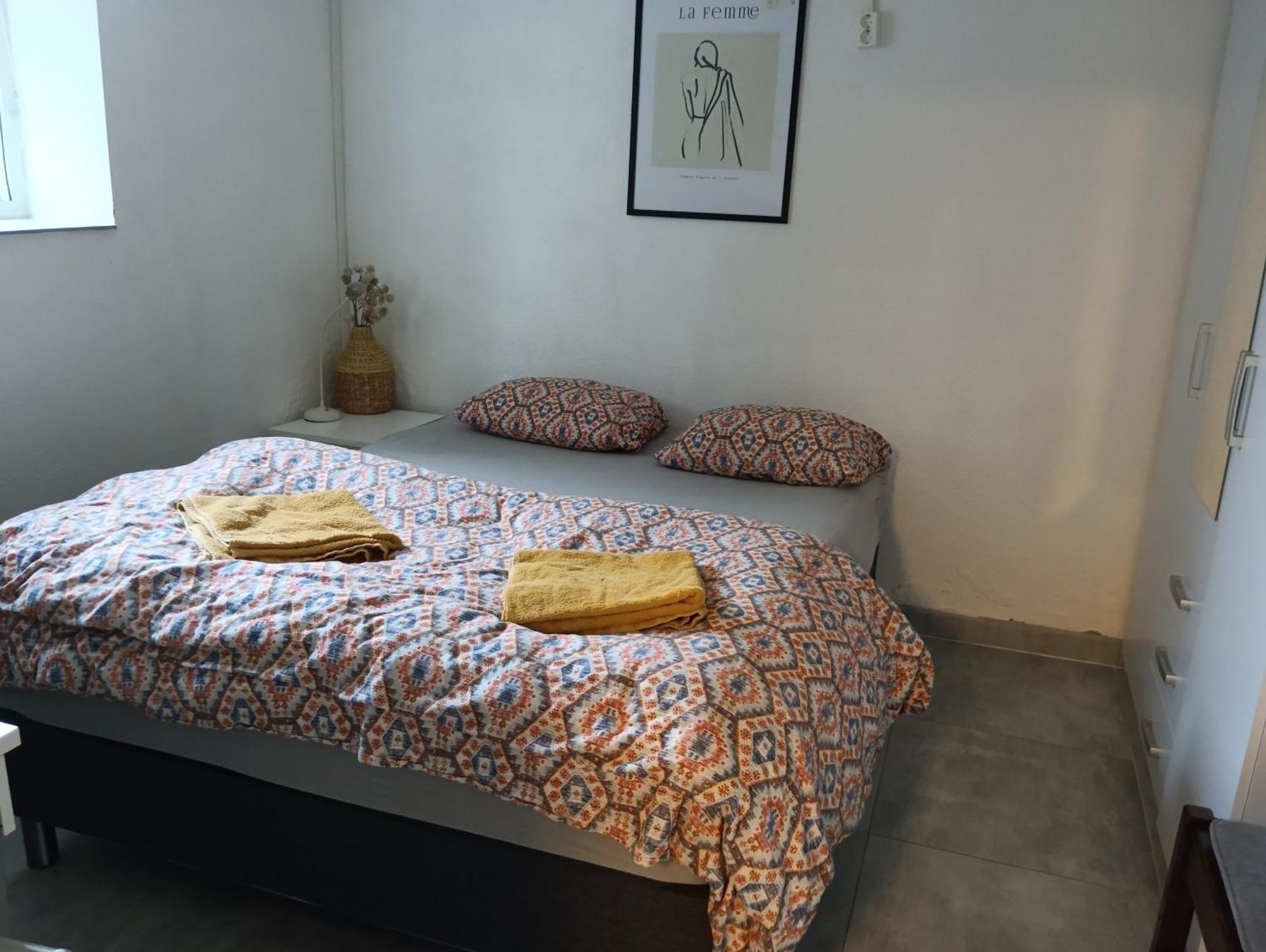 Renovated Semi- Basement 2 Bedrooms Furnished Apartment - Close To Everything In Мосс Экстерьер фото